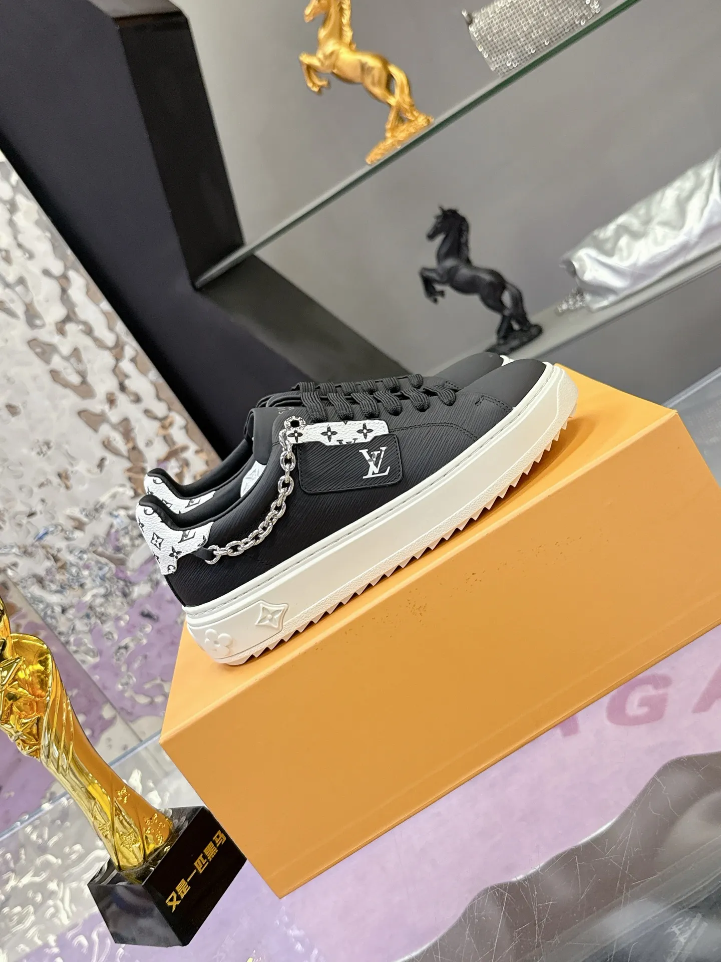 Factory price: 640💰 Louis Vuitton Louis Vuitton 25ss new style💗 Presbyopic chain sneakers, white shoes, many Internet celebrity fashion bloggers plant grass, simple shoe shape grid design, brand LOGO embossing, hardware buckle, presbyopic stitching, LV Circle rubber patch on the tongue with rich details 🌹 Original custom silk cowhide on the upper, water-dyed cowhide on the inside, one-piece molding process EVA feet 😄 Original open molded T men's shoes 💰U outsole LV white shoes series Size: 35-40